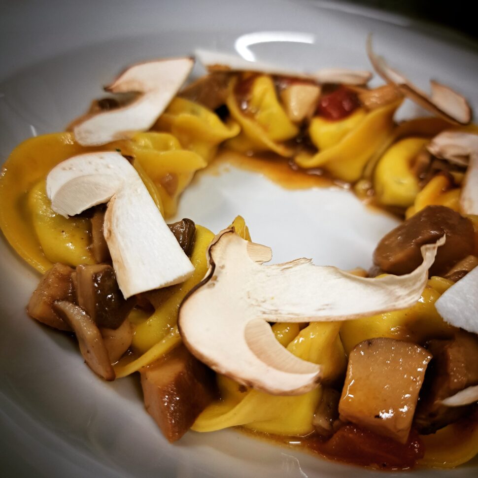 Cappellacci Di Pasta Fresca Ripieni Di Robiola E Funghi Porcini